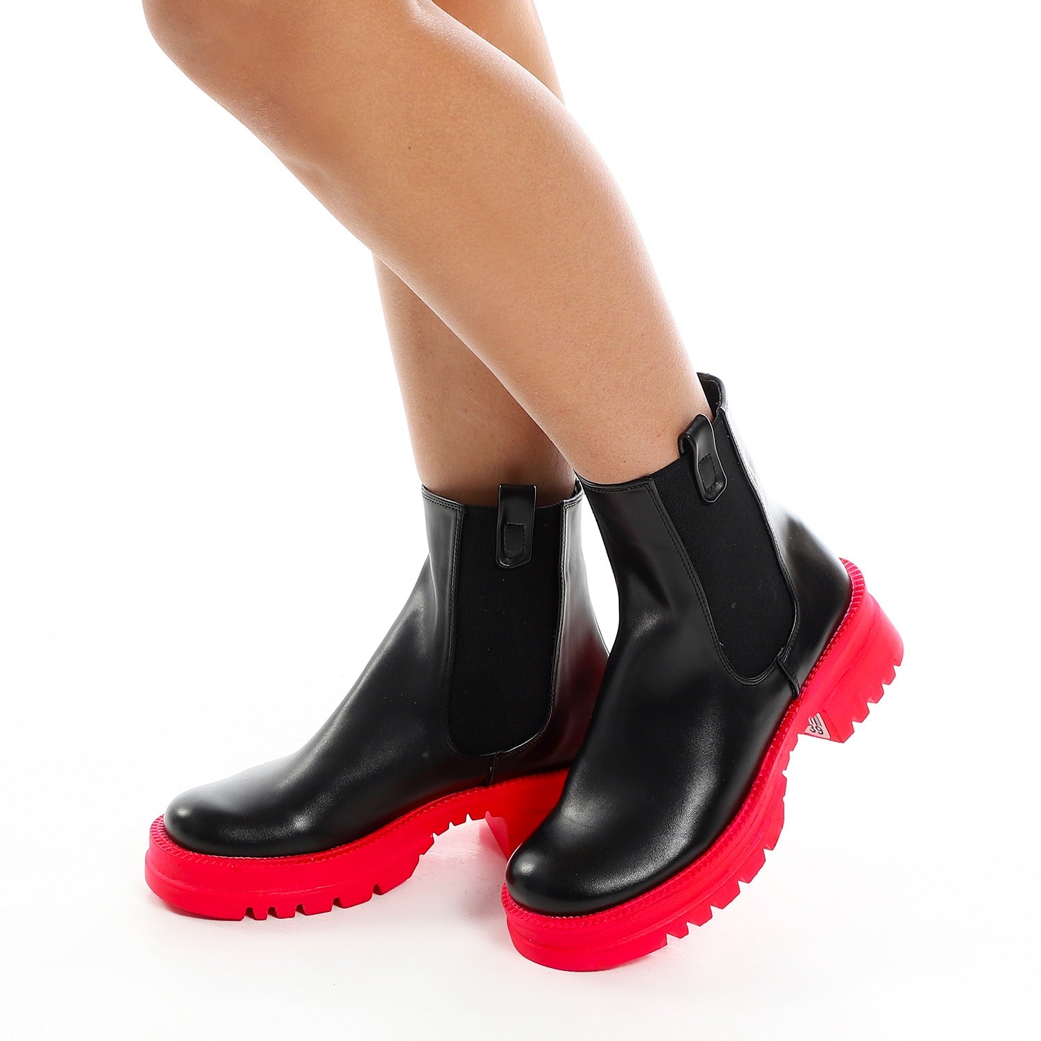 Bold Contrast Chelsea Boots ƒ?? Black & Fuchsia